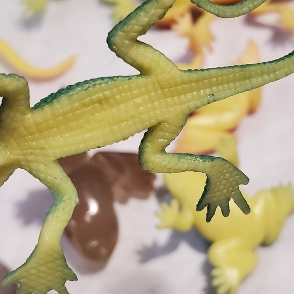 Plastic Reptiles toy lot of 7 lizards gecko frogs tadpole salamander - Picture 2 of 4